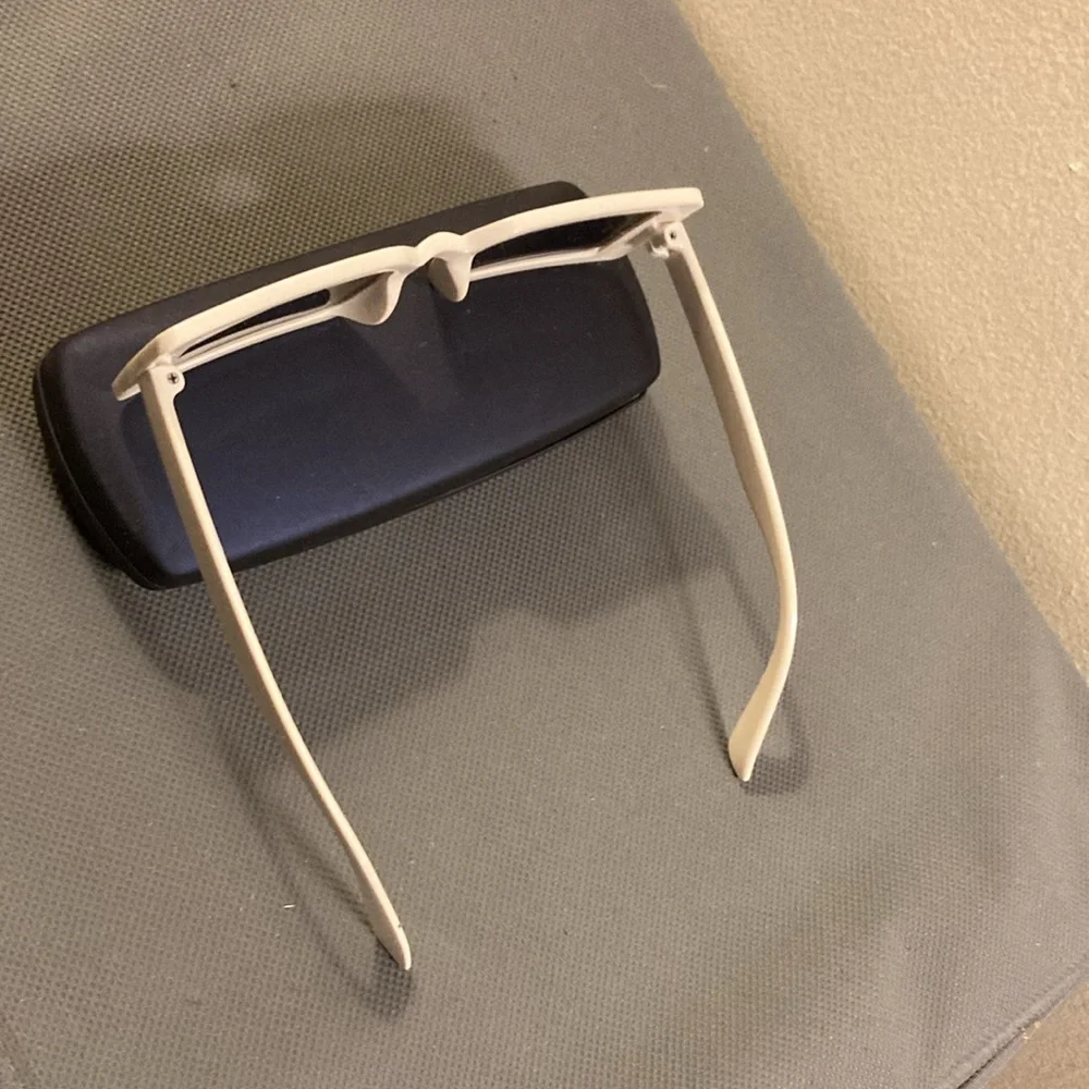 White rectangular sunglasses - Picture 4 of 4